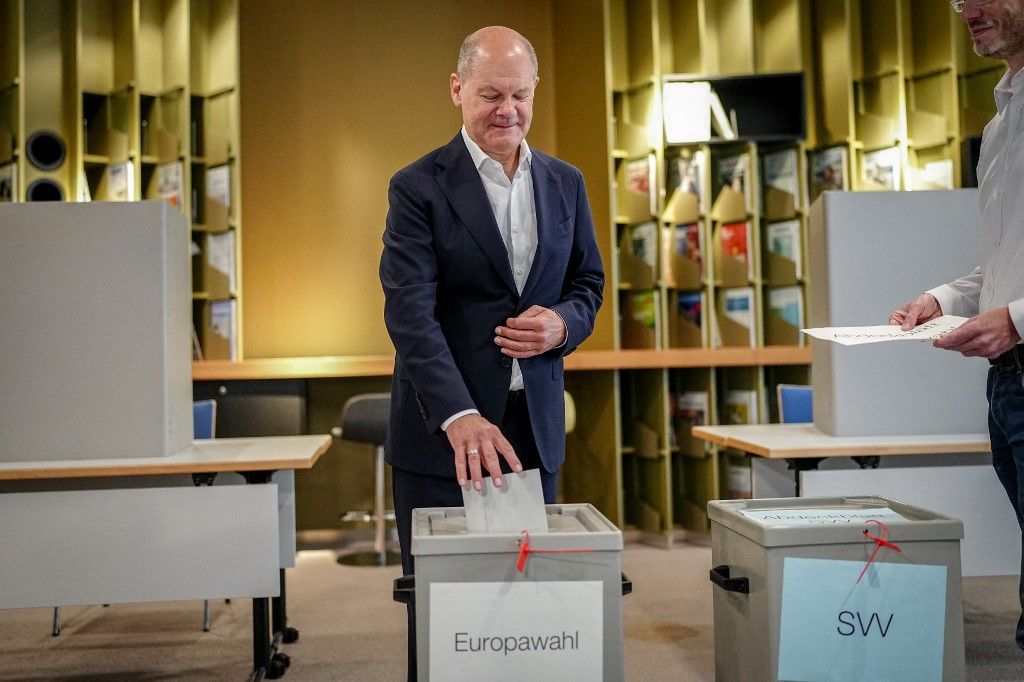 Olaf Scholz német kancellár, a Szociáldemokrata Párt (SPD) képviselője leadja szavazatát az európai parlamenti választásokon egy szavazóhelyiségben a kelet-németországi Potsdamban 2024. június 9-én.