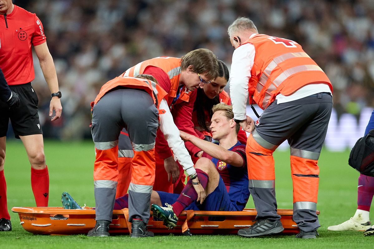 Real Madrid CF v FC Barcelona - LaLiga EA SportsFrenkie de Jong of FC Barcelona is being placed onto a stretcher after suffering an injury during the LaLiga EA Sports match between Real Madrid CF and FC Barcelona at Estadio Santiago Bernabeu in Madrid, Spain, on April 21, 2024. (Photo by DAX Images/NurPhoto) (Photo by DAX Images / NurPhoto / NurPhoto via AFP) foci Eb 2024