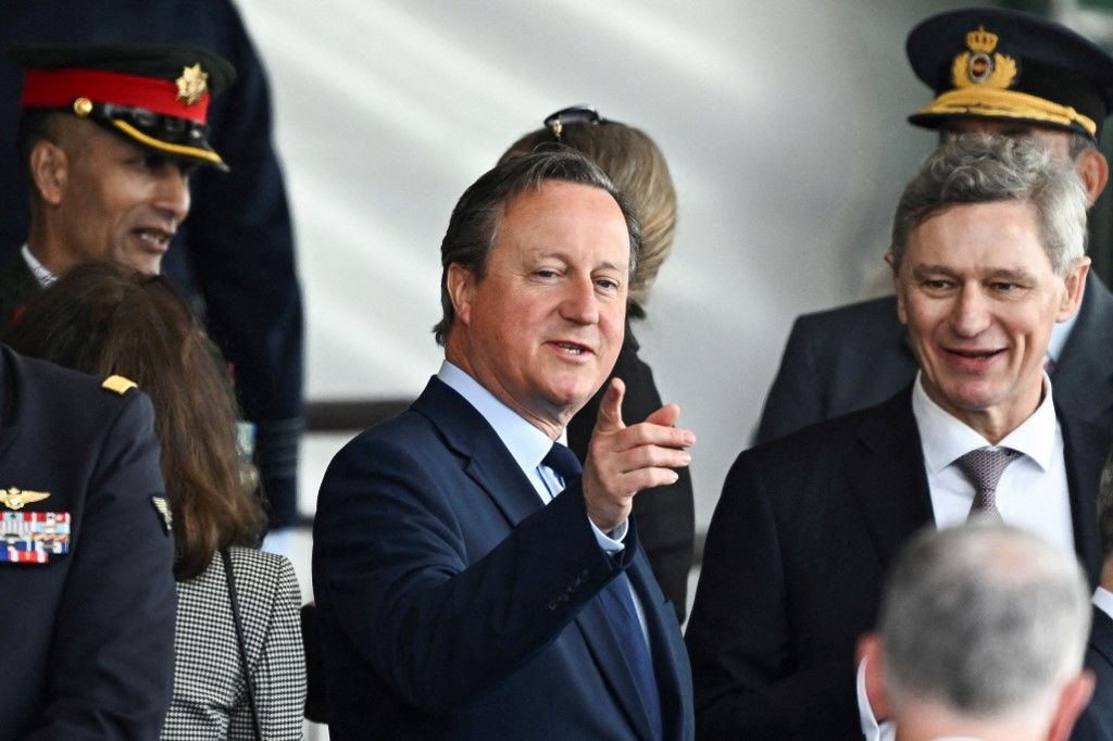 David Cameron (k) brit külügyminiszter csalás áldozata lett. (Fotó: Dylan Martinez / POOL / AFP)