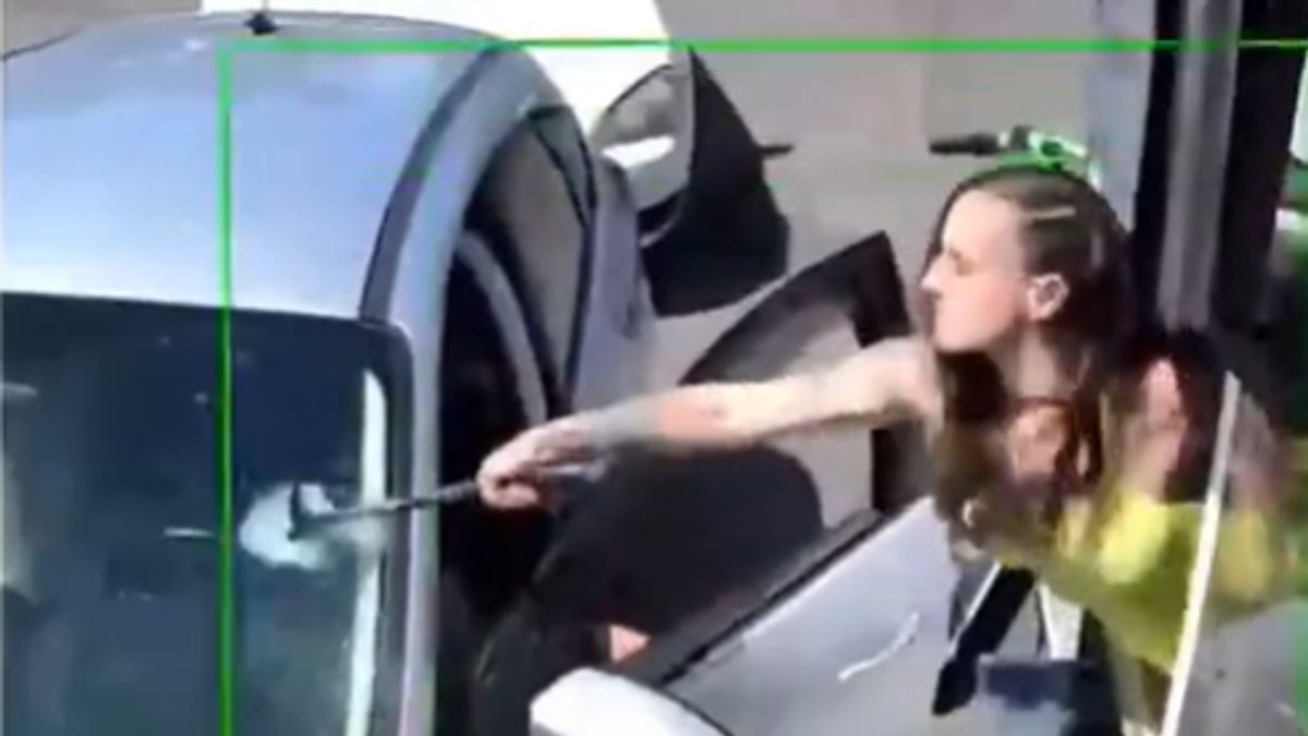 Kalapáccsal vágott vissza az eladó, mert a vevő leöntötte + videó