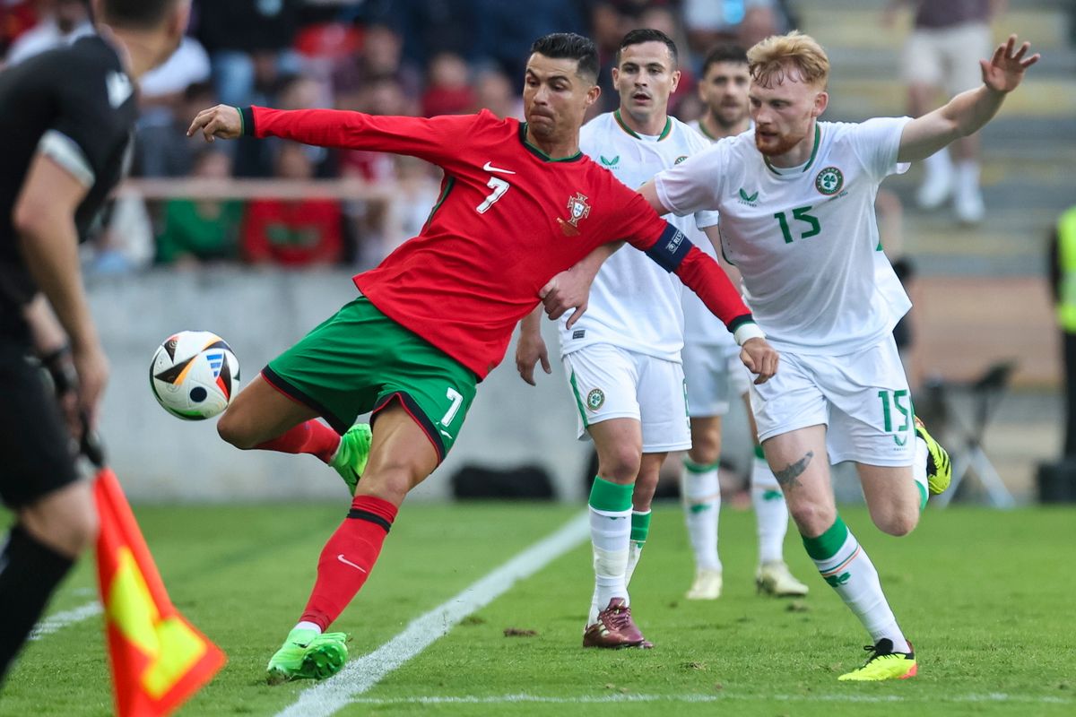 Aveiro, 2024. június 12.
Cristiano Ronaldo, a portugál válogatott csapatkapitánya (b) és az ír Liam Scales a Portugália - Írország barátságos labdarúgó-mérkõzésen Aveiróban 2024. június 11-én. A portugál válogatott 3-0-ra gyõzött. foci Eb 2024
