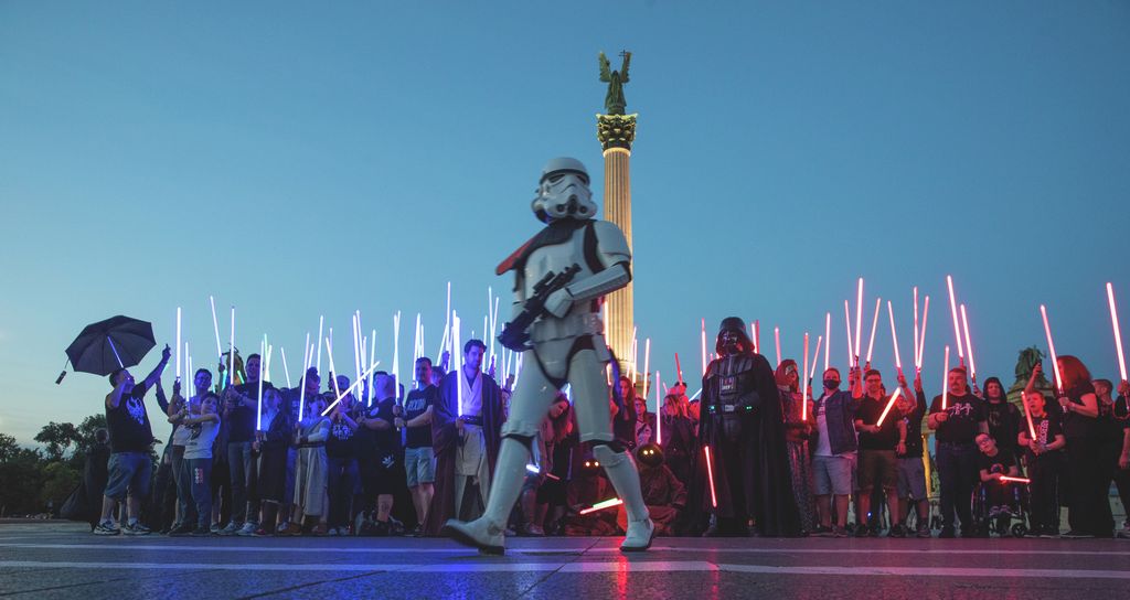 Budapest Hősök tere. Star wars lézerkard rajongók találkozója.