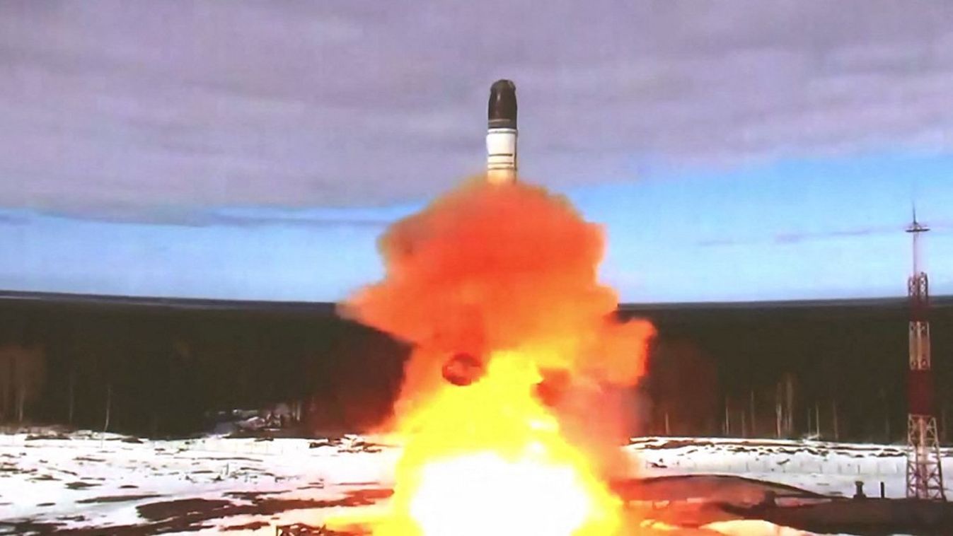 Az orosz védelmi minisztérium által 2022. április 20-án közzétett videofelvételből készült felvételen a Sarmat interkontinentális ballisztikus rakéta indítása látható az oroszországi tesztpályán. Az orosz elnök közölte, hogy Oroszország sikeresen tesztelte a Sarmat interkontinentális ballisztikus rakétát, mondván, hogy a következő generációs, nukleáris töltetek hordozására alkalmas rakéta „kétszer is elgondolkodtatja” a Kreml ellenségeit.