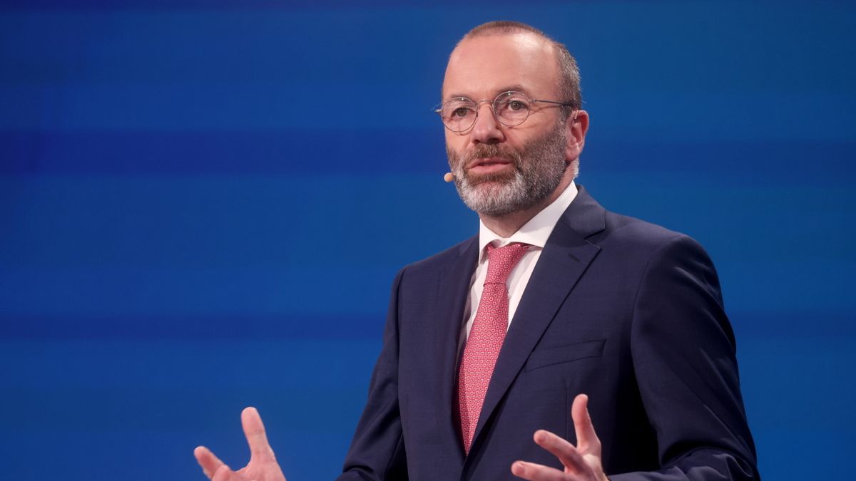 Agresszívan lökdösődött Manfred Weber munkatársa, amikor a néppárt elnökét akarták kérdezni + videó