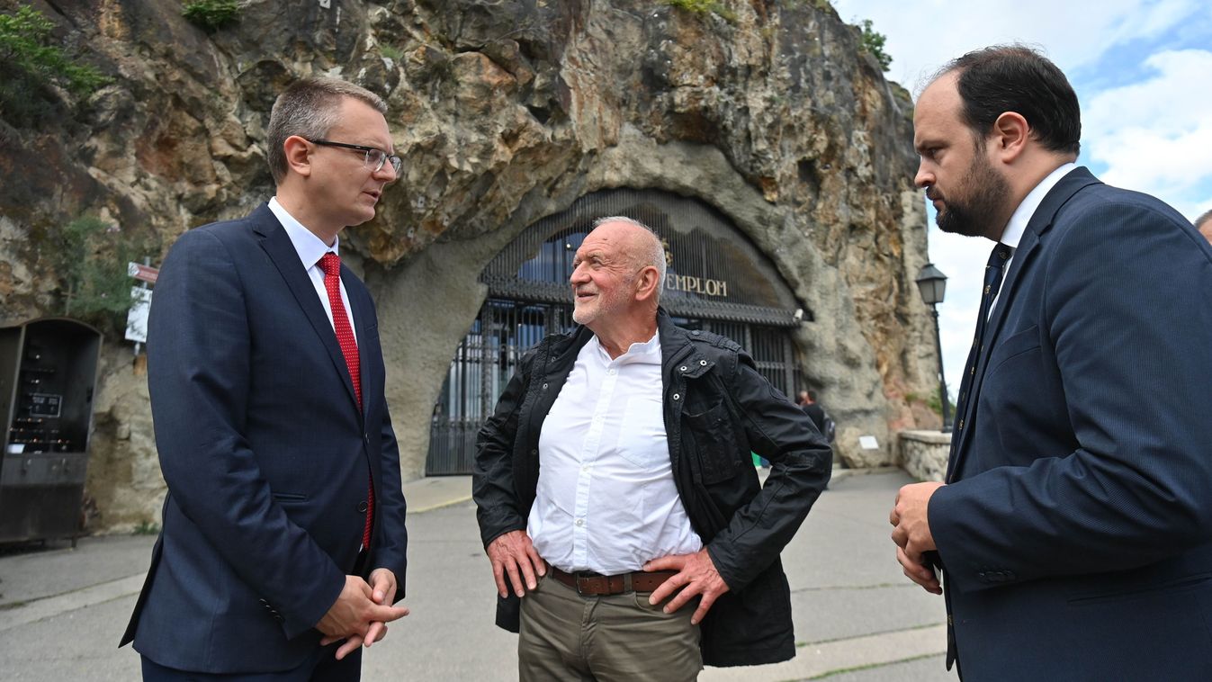 SZABÓ Tamás; RÉTVÁRI Bence; NACSA Lõrinc
Budapest, 2024. május 22.
Rétvári Bence, a Belügyminisztérium parlamenti államtitkára (b), Szabó Tamás, a Mária Út Közhasznú Egyesület elnöke (k) és Nacsa Lõrinc, a KDNP parlamenti képviselõje (j) a Mária Út Európai Kulturális Útvonalává történt minõsítésérõl szóló sajtótájékoztatón a Magyarok Nagyasszonya Sziklatemplom elõtt 2024. május 22-én.
MTI/Bruzák Noémi