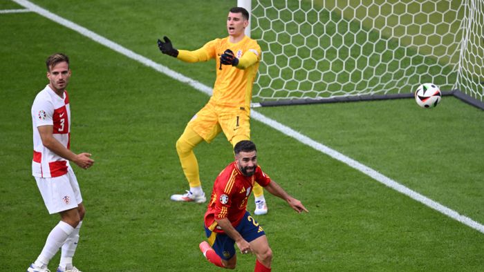 Euro 2024: Spain - Croatia
15 June 2024, Berlin: Soccer: European Championship, Spain - Croatia, preliminary round, group B, match day 1, Olympiastadion Berlin, Spain's Dani Carvajal (l) celebrates after scoring the 3-0 goal. In the background are Croatia's Marin Pongracic (l) and Croatia's goalkeeper Dominik Livakovic. Photo: Sebastian Christoph Gollnow/dpa (Photo by Sebastian Christoph Gollnow / DPA / dpa Picture-Alliance via AFP)