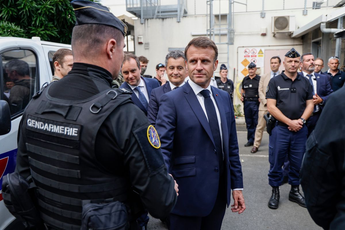 Emmanuel Macron francia elnök (k) látogatást tesz a az új-kaledóniai főváros, Nouméa rendőrfőkapitányságán 2024. május 23-án. (Fotó: MTI/EPA/AFP pool/Ludovic Marin)