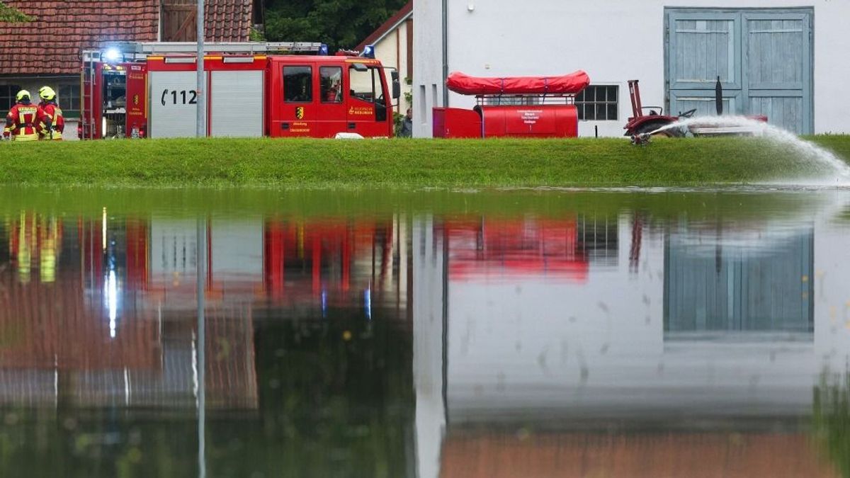 Német árvízhelyzet: egy asszony a pincéjében fulladt meg, két tűzoltót elsodort az ár + videó
