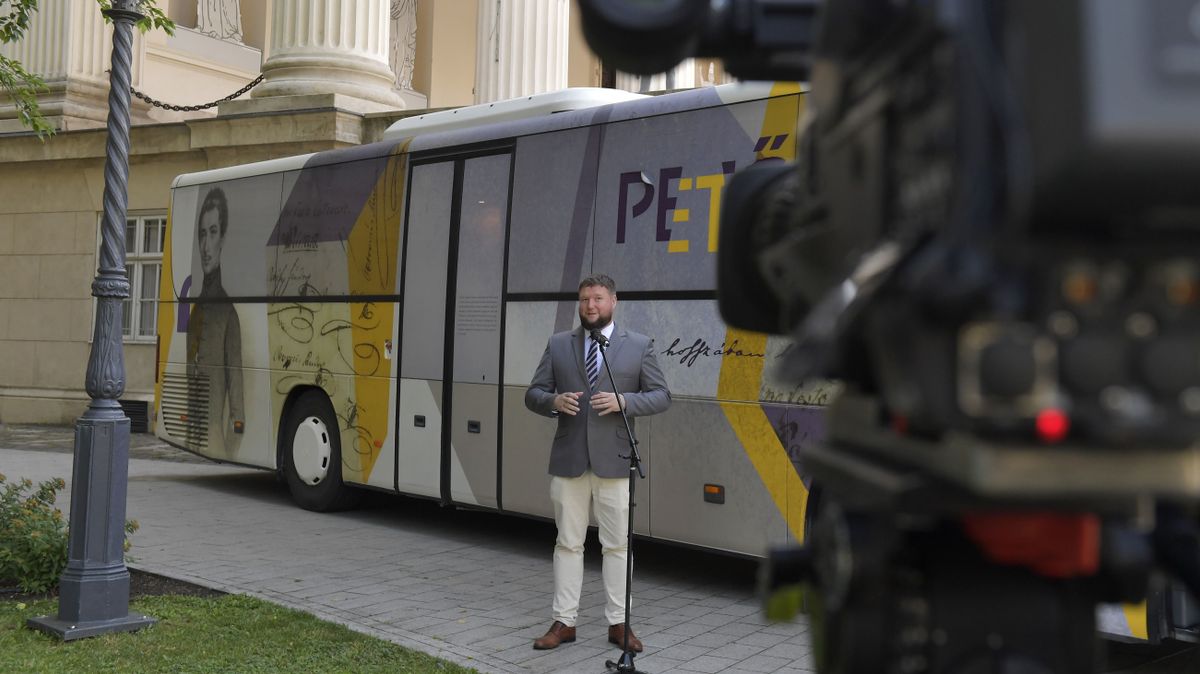 Vincze Máté: A Petőfi-busz közelebb vitte az emberekhez a magyar kultúrát