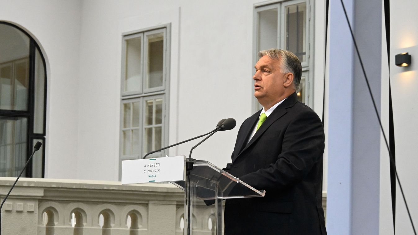 Geszt, 2024. június 4.
Orbán Viktor miniszterelnök beszédet mond a felújított geszti Tisza-kastély avatásán a nemzeti összetartozás napján, 2024. június 4-én.
MTI/Koszticsák Szilárd