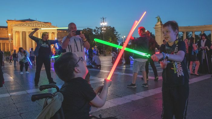 Budapest Hősök tere. Star wars lézerkard rajongók találkozója.