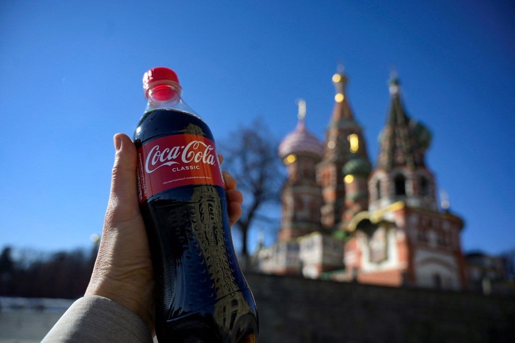 Egy üveg Coca-Cola a Szent Bazil székesegyház előtt Moszkva központjában 2022. március 9-én. A McDonald's, a Coca-Cola és a Starbucks 2022. március 8-án meghajolt a közvélemény nyomása előtt, és felfüggesztette működését Oroszországban