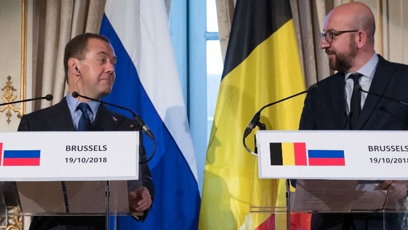 Dimitrij Medvegyev orosz miniszterelnök és Charles Michel belga miniszterelnök válaszolnak kérdésekre találkozójuk után Brüsszelben 2018. október 19-én