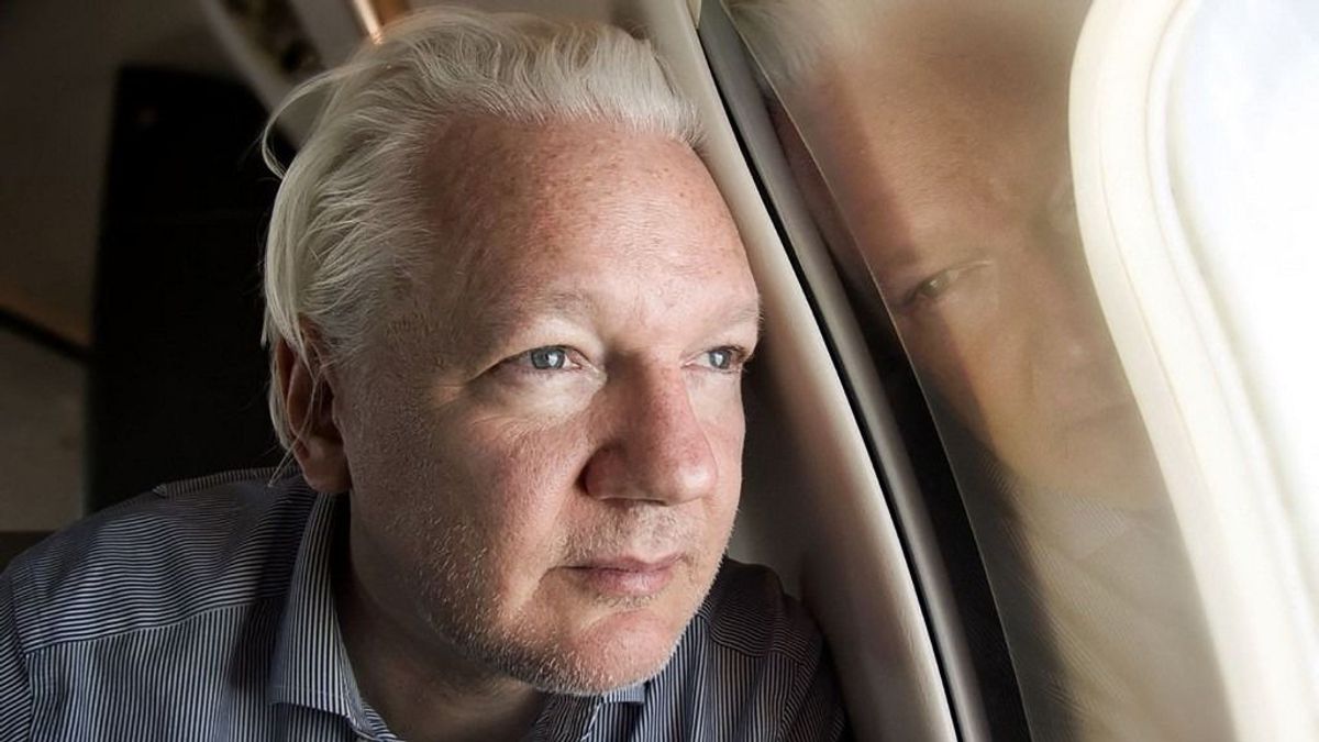 Assange egy vádpontban bűnösnek vallja magát