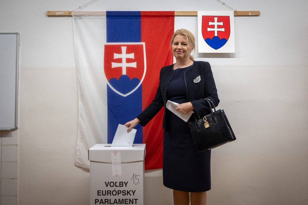 Zuzana Caputova szlovák köztársasági elnök leadja szavazatát a szlovákiai Pezinok egyik szavazóhelyiségében az európai parlamenti választásokon 2024. június 8-án, Robert Fico miniszterelnök elleni merénylet árnyékában. A szlovákok 15 képviselőt küldenek Brüsszelbe.