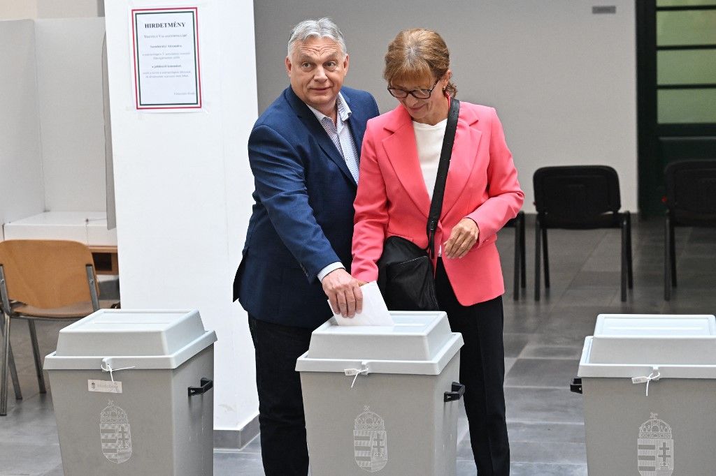Orbán Viktor magyar miniszterelnökés felesége, Lévai Anikó  szavaznak egy budapesti iskolában kialakított szavazóhelyiségben az európai parlamenti és magyar helyhatósági választásokon 2024. június 9-én. 