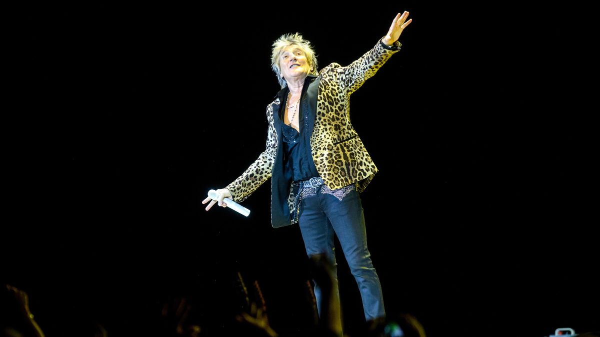 Kár volt a politikát belevinni: Rod Stewart budapesti koncertjén kifütyülték Zelenszkijt