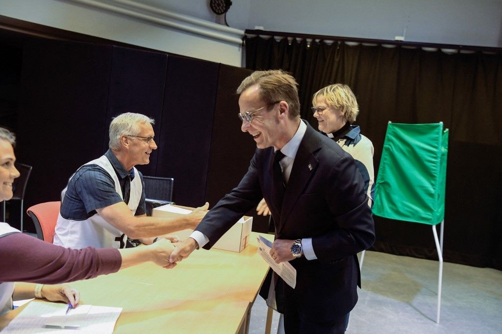 Ulf Kristersson svéd miniszterelnök és felesége, Birgitta Ed szavaz az európai parlamenti választáson a svédországi Strangnas városában lévő szavazóhelyiségben 2024. június 9-én. 