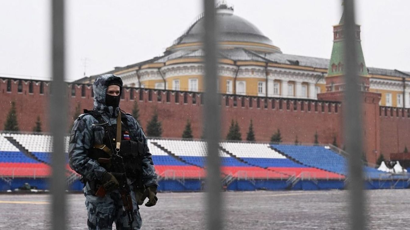 Rendőr áll őrt a Vörös téren Vlagyimir Putyin megválasztott orosz elnök beiktatási ünnepségén a moszkvai Kremlben 2024. május 7-én. 