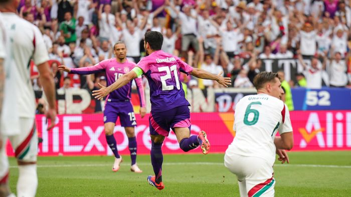 Euro 2024Soccer: European Championship, Germany - Hungary, preliminary round, Group A, match day 2, Stuttgart Arena, Germany's Ilkay Gündogan (center) and Leroy Sané celebrate after the 2-0 win, Hungary's Willi Orban on the right.: Germany - Hungary