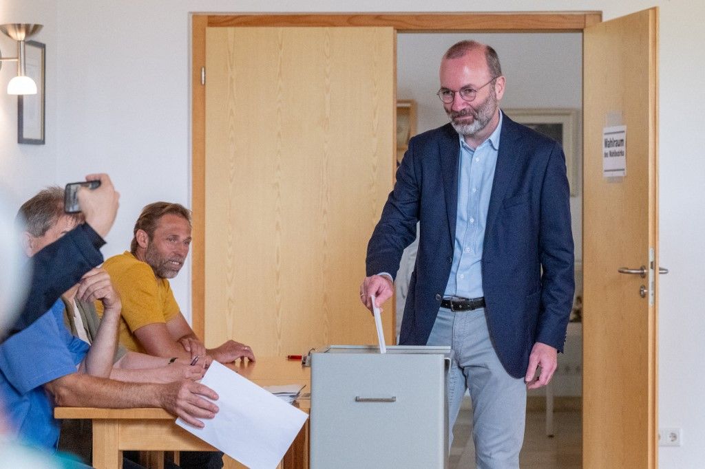Manfred Weber, az Európai Néppárt elnöke leadja szavazatát. Az európai parlamenti választások június 6-án kezdődtek, a németországi választások június 9-én vannak.