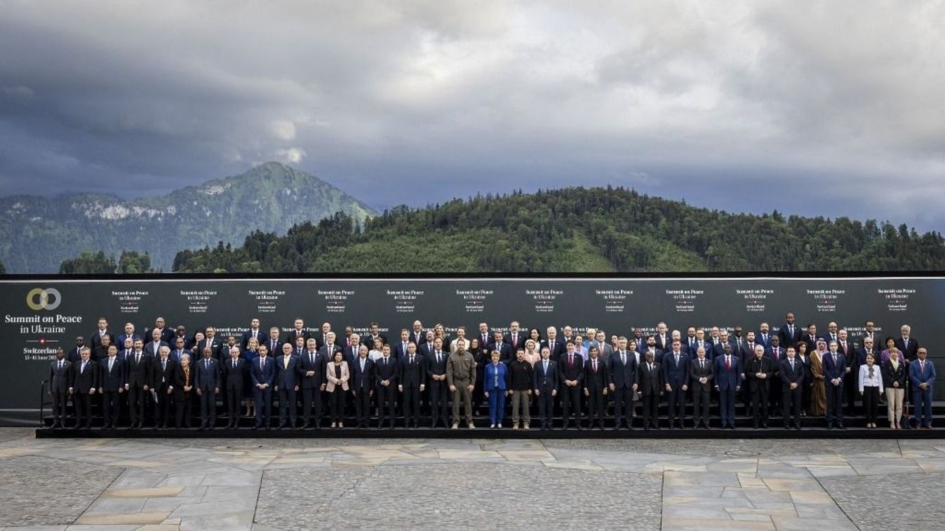 Államfők álltak fel egy csoportképhez az ukrajnai békéről szóló csúcstalálkozón a svájci Luzernben található Burgenstockban 2024. június 15-én. A világ minden tájáról érkező államfők a Svájc középső részén található Burgenstock üdülőhelyen gyűlnek össze az ukrajnai békéről szóló csúcstalálkozóra június 15-én és 16-án. Az állam- és kormányfői találkozó célja, hogy közös álláspontot alakítsanak ki az igazságos és tartós békéhez vezető útról Ukrajnában. 