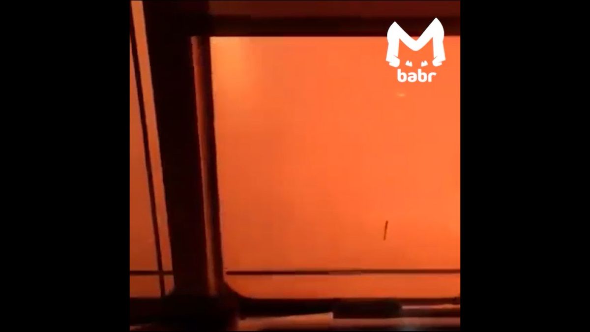 Látványos videó, ahogy a lángok közt halad a vonat