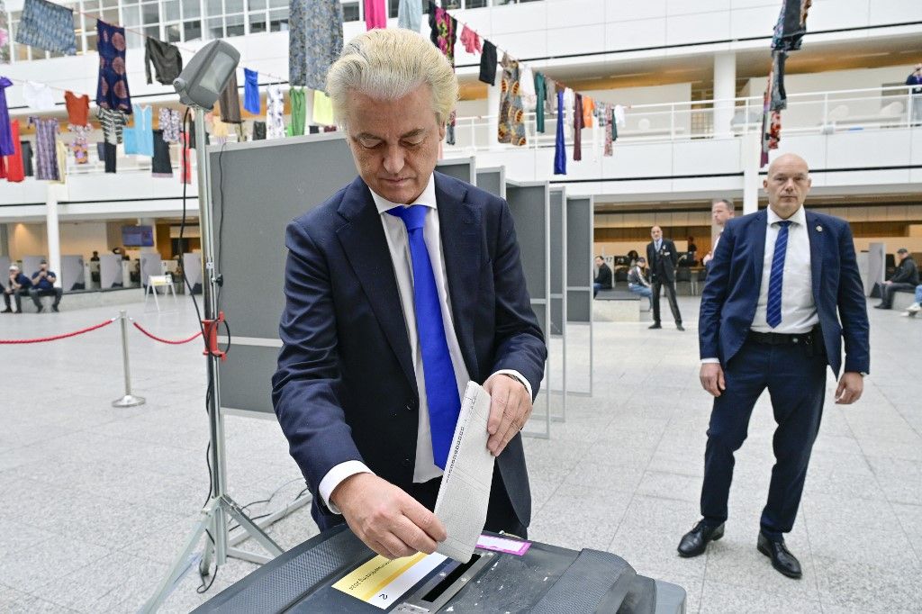 Geert Wilders, a holland jobboldali PVV Szabadságpárt vezetője leadja szavazatát az európai parlamenti választásokra egy szavazóhelyiségben Hágában 2024. június 6-án, az európai parlamenti választások első napján. 