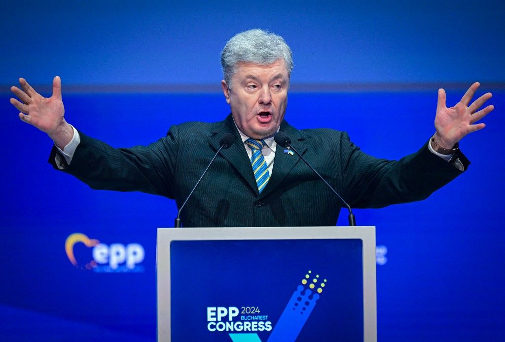 Petro Porosenko volt ukrán elnök beszél a közönséghez az Európai Néppárt képviselőcsoportjának (EPP) kongresszusán Bukarestben, 2024. március 6-án. (Fotó: Daniel MIHAILESCU / AFP)