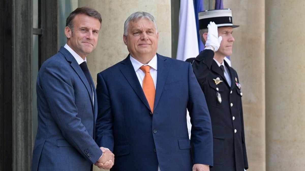 Orbán Viktor Párizsban tárgyal Macron elnökkel