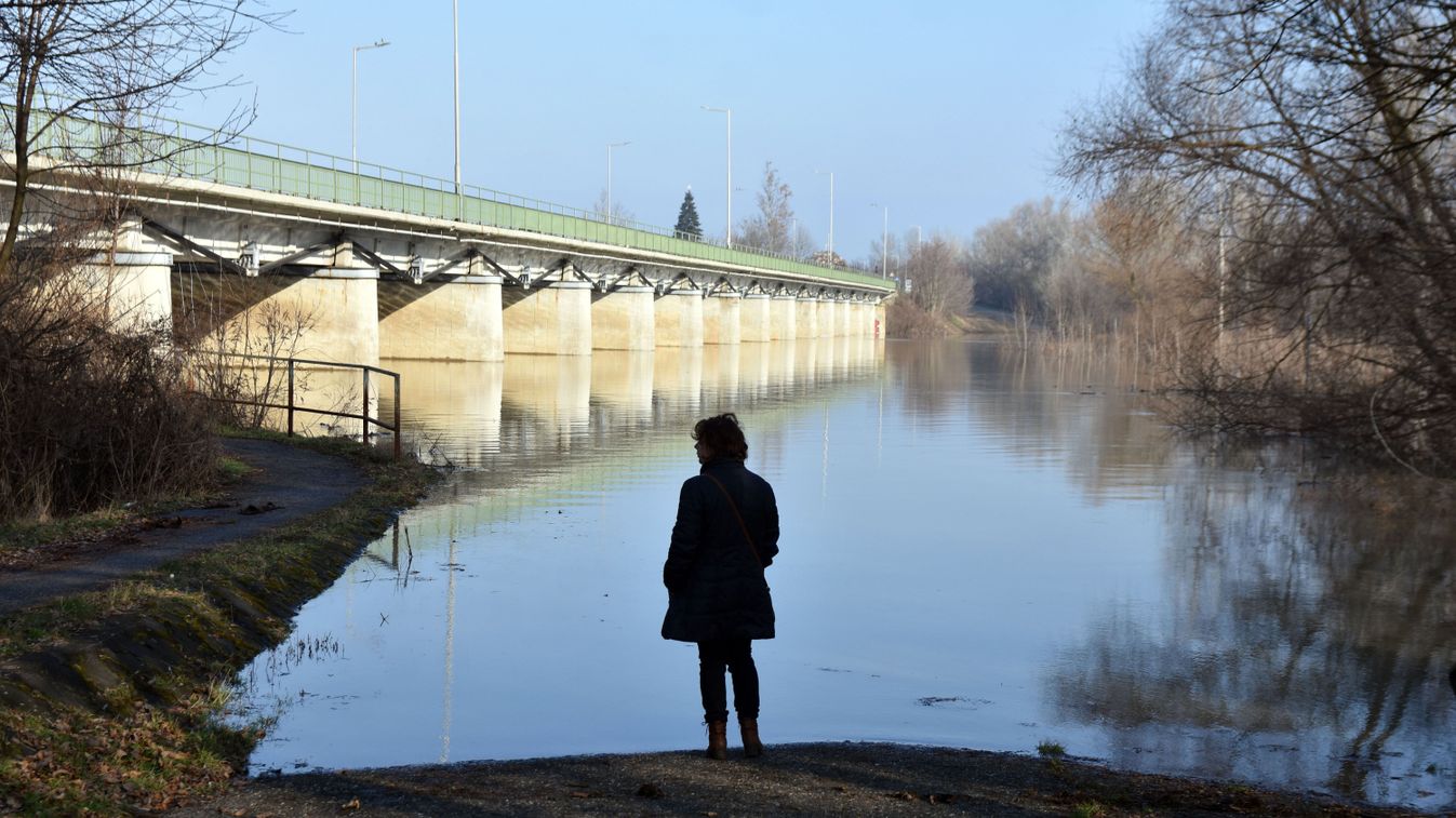 Árhullám a százlábú híd néven ismert szolnoki ártéri Tisza-hídnál 2021. február 21-én. 
MTI/Mészáros János