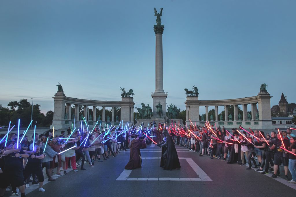 Budapest Hősök tere. Star wars lézerkard rajongók találkozója.