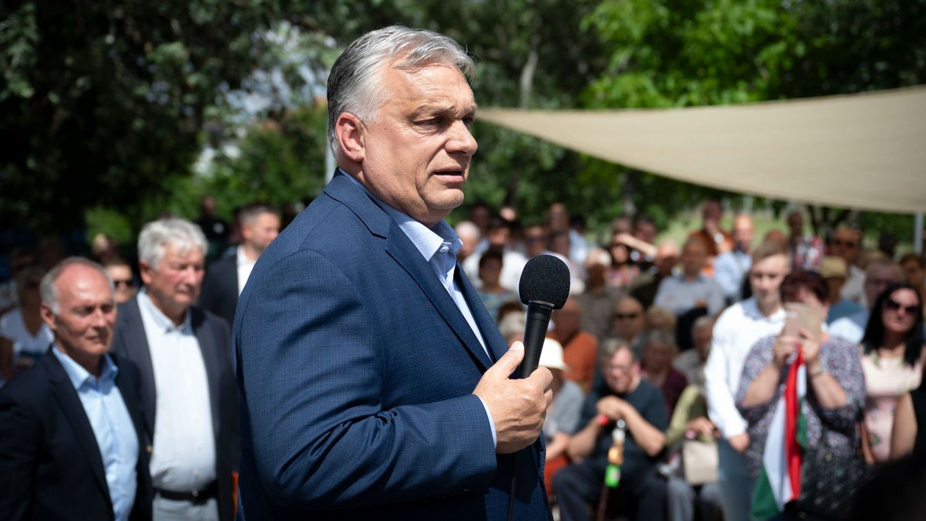 Dabas, 2024. június 5.
A Miniszterelnöki Sajtóiroda által közreadott képen Orbán Viktor miniszterelnök, a Fidesz elnöke beszédet mond országjáró kampánykörútjának dabasi állomásán 2024. június 5-én.
MTI/Miniszterelnöki Sajtóiroda/Benko Vivien Cher