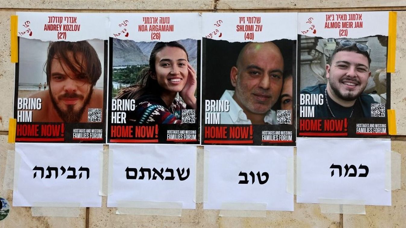 Plakátok a négy megmentett izraeli túsz arcképével balról: Andrej Kozlov, 27, Noa Argamani, 26, Shlomi Ziv, 41, és Almog Meir Jan, 22, egy falon Tel-Avivban 2024. június 8-án 
