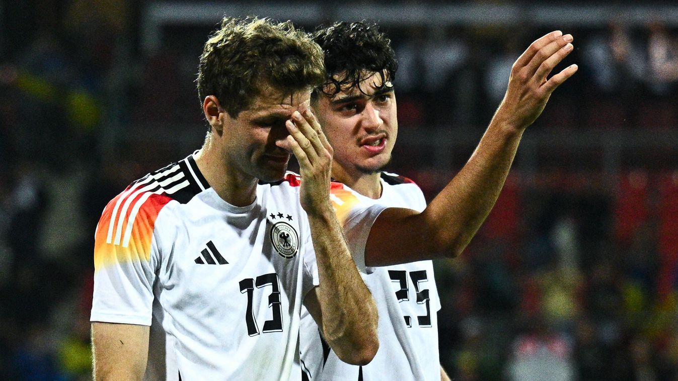 A német válogatott tagjai, Thomas Müller (balra) és Aleksandar Pavlovic az Ukrajna elleni felkészülési mérkőzésen