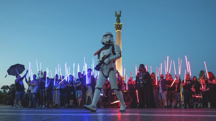 Budapest Hősök tere. Star wars lézerkard rajongók találkozója.