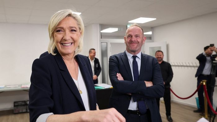 Marine Le Pen a Nemzeti Tömörülés elnöke, a nemzetgyűlés tagja leadja szavazatát 2024. június 9-én az észak-franciaországi Henin-Beaumont egyik szavazóhelyiségében.