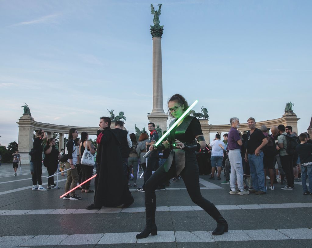 Budapest Hősök tere. Star wars lézerkard rajongók találkozója.