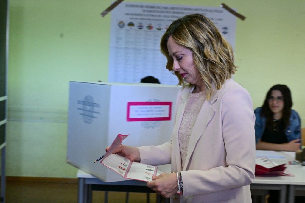 Giorgia Meloni olasz miniszterelnök és az olasz jobboldali párt, az Olasz Testvérek (Fratelli D'Italia - FDI) vezetője érkezik a szavazóhelyiségbe, hogy leadja szavazatát az európai parlamenti választásokon 2024. június 8-án Rómában. 
