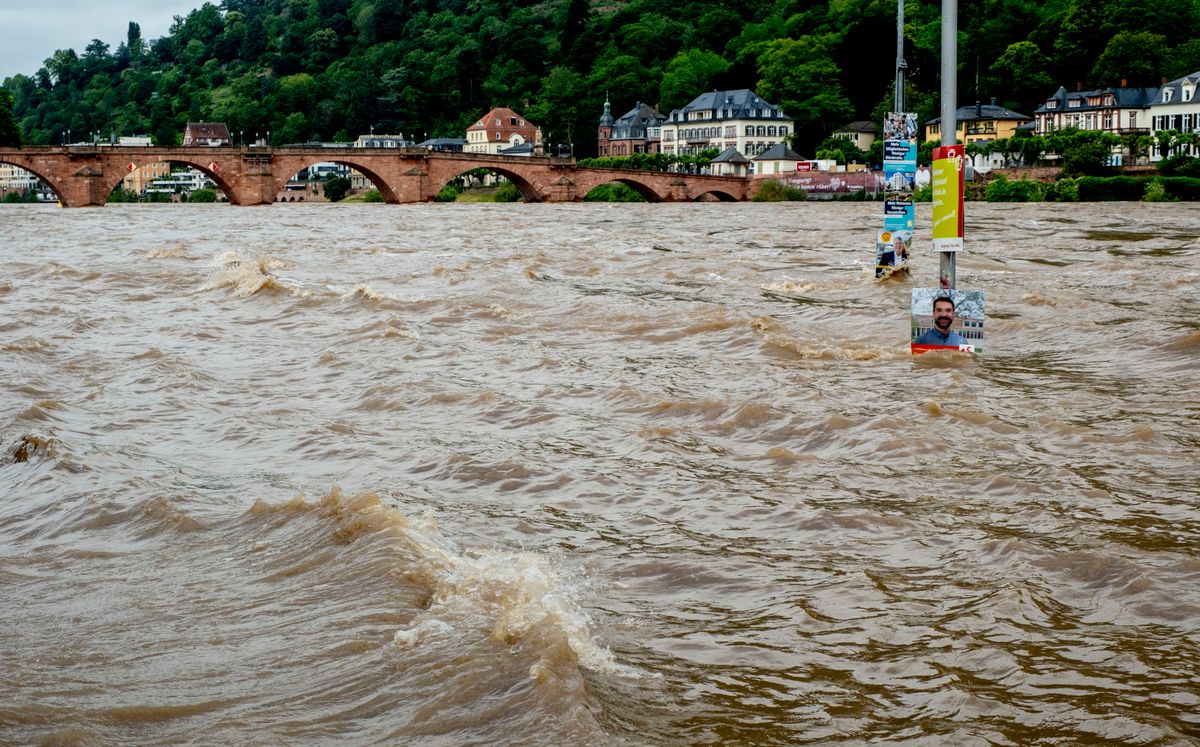 Áradás Németországban. Árvízzel elöntött rakpart Heidelberg városban, Baden-Württemberg tartományban 2024. június 3-án, miután az esőzések miatt megduzzadt Neckar folyó kilépett a medréből. (Fotó: MTI/AP/Michael Probst)