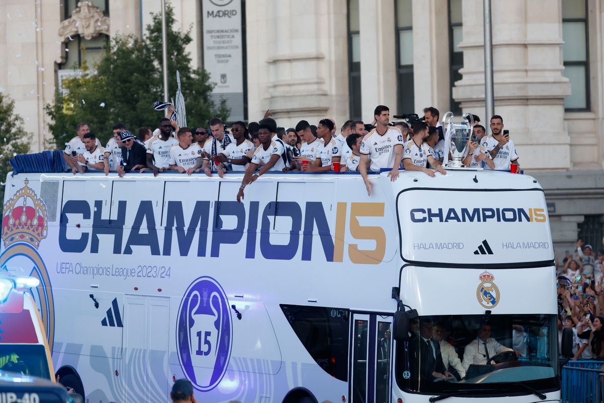 Ha nem is busszal, de a Real Madrid játékosai elutaznak a klubvilágbajnokságra