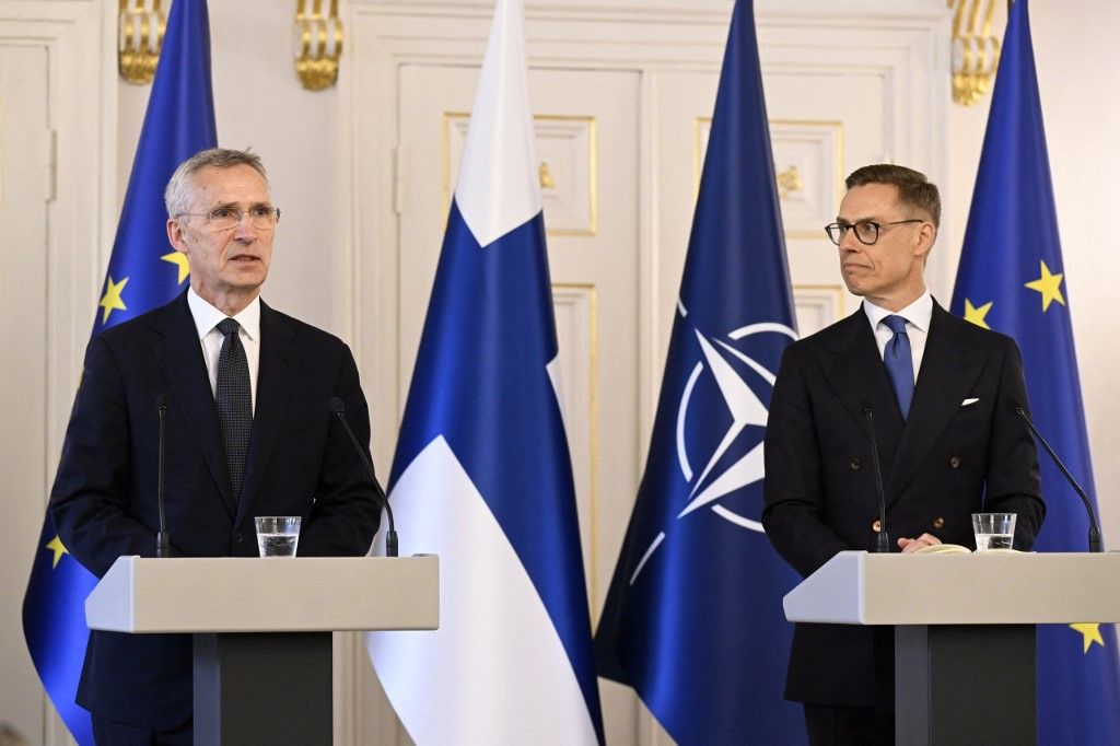 Alexander Stubb (j) finn elnök és Jens Stoltenberg NATO-főtitkár sajtótájékoztatót tart a helsinki elnöki palotában 2024. június 6-án. (Fotó: AFP/Vesa Moilanen)