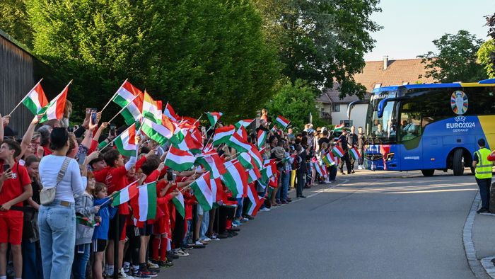 Weiler-Simmerberg, 2024. június 10.
A németországi labdarúgó Európa-bajnokságon részt vevõ magyar válogatott busza érkezik a csapat szálláshelyére a németországi Weiler-Simmerbergben 2024. június 10-én.
MTI/Illyés Tibor