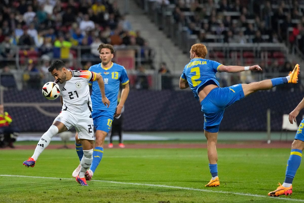 A német Ilkay Gundogan (b) a Németország-Ukrajna felkészülési labdarúgó-mérkőzésen a nürnbergi Max Morlock stadionban 2024. június 3-án. (Fotó: MTI/AP/Matthias Schrader)