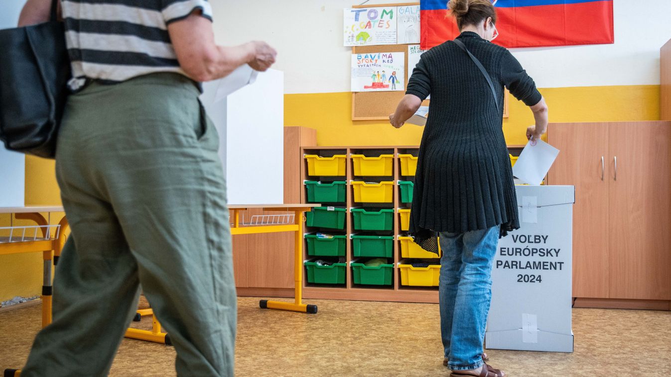 Leadja szavazatát egy nő az európai parlamenti választásokon egy pozsonyi szavazóhelyiségben 2024. június 8-án 