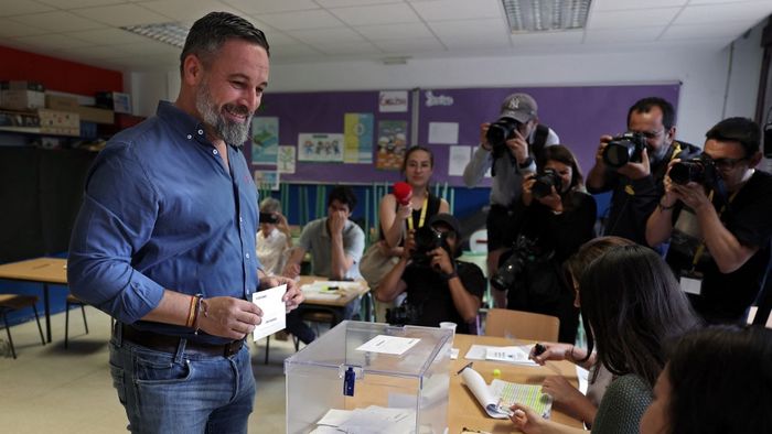 Santiago Abascal, a spanyol jobboldali Vox párt vezetője leadja szavazatát az európai parlamenti választásokon egy madridi szavazóhelyiségben 2024. június 9-én. 