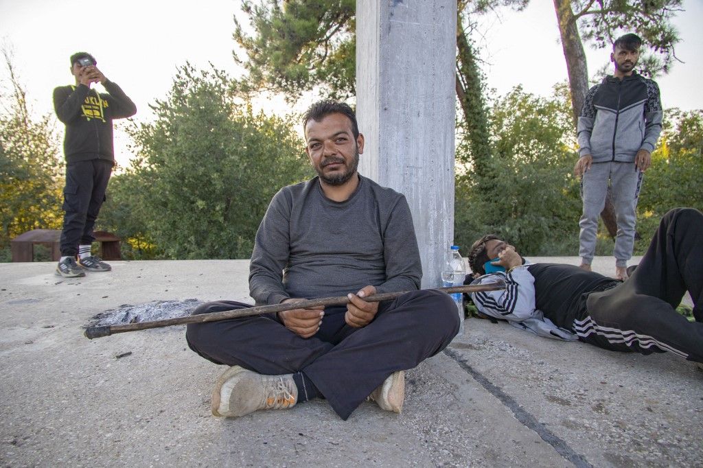 Migránsok az Idomeni pályaudvaron, néhány méterrel Görögország és Észak-Macedónia határvonala előtt 2022 októberében (Fotó: Nicolas Economou / NurPhoto / NurPhoto az AFP-n keresztül)