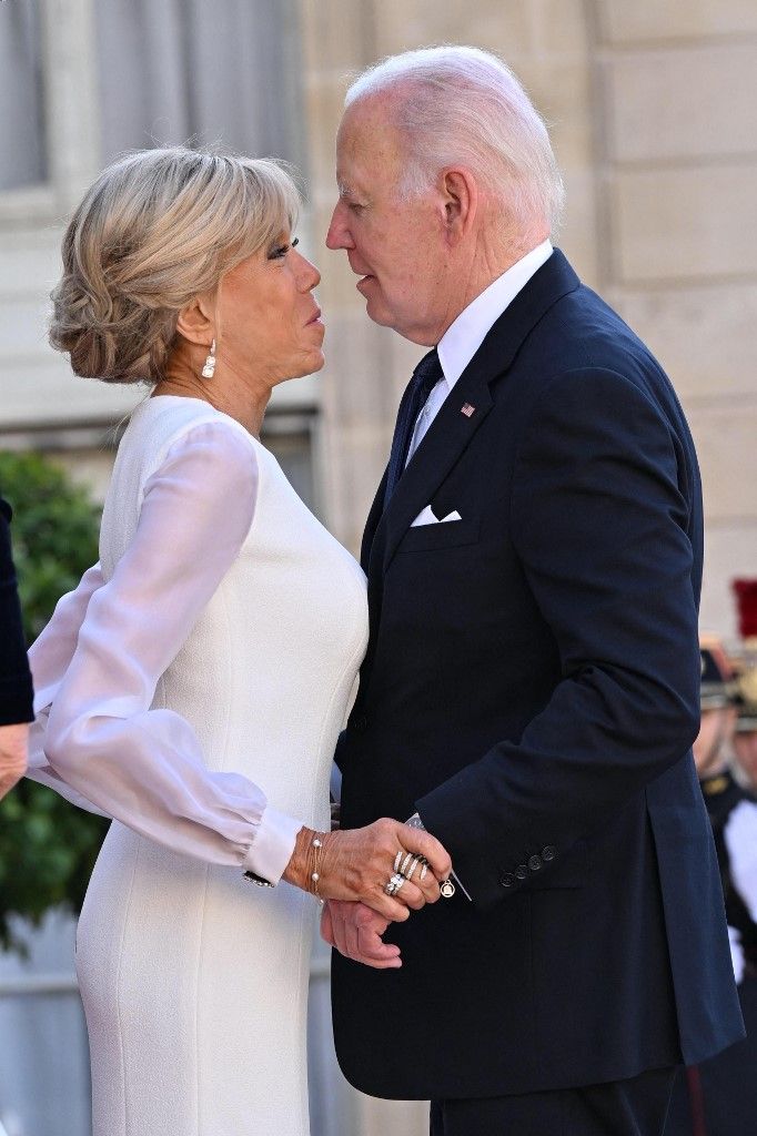 El akezzel Joe! Joe Biden amerikai elnök és Emmanuel Macron francia elnök felesége, Brigitte Macron  az Elysée-palotában.