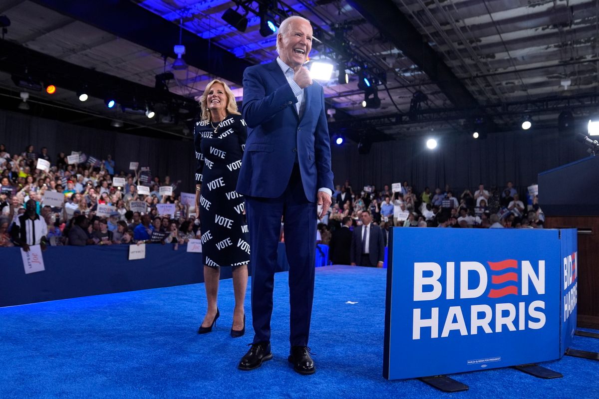 Joe Biden demokrata párti amerikai elnök és felesége, Jill Biden egy kampányrendezvényen az észak-karolinai Raleigh-ben 2024. június 28-án. Az elnökválasztást november 5-én tartják az Egyesült Államokban. (Fotó: MTI/AP/Evan Vucci)