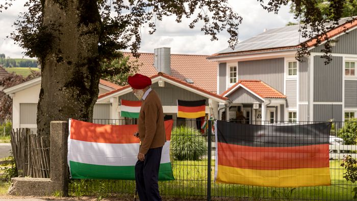 A magyar és a német zászló jól megfér egymás mellett a kisvárosban